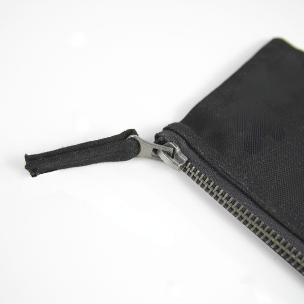 Trousse personnalisée 20x12 noire personnalisable en France par Sacpub grossiste objet pub express